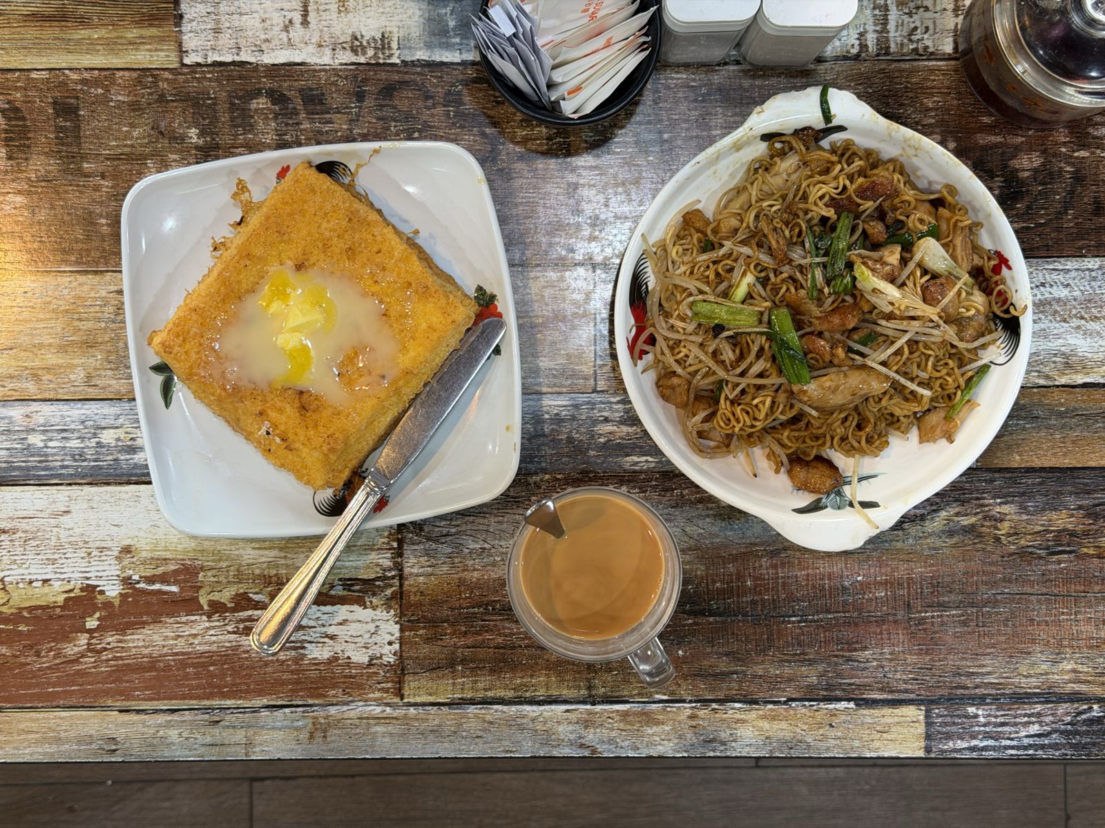 French toast, fried noodles, and milk tea at a 冰室